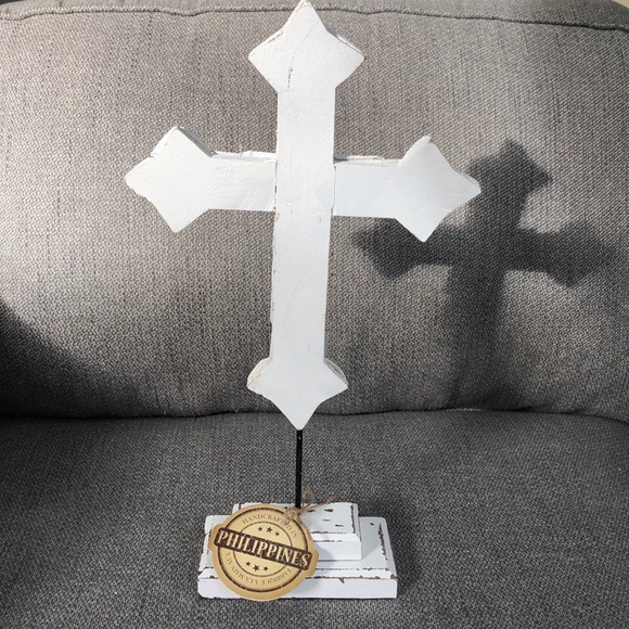 Handcrafted whitewashed wood cross on a metal rod - Picture 3 of 9
